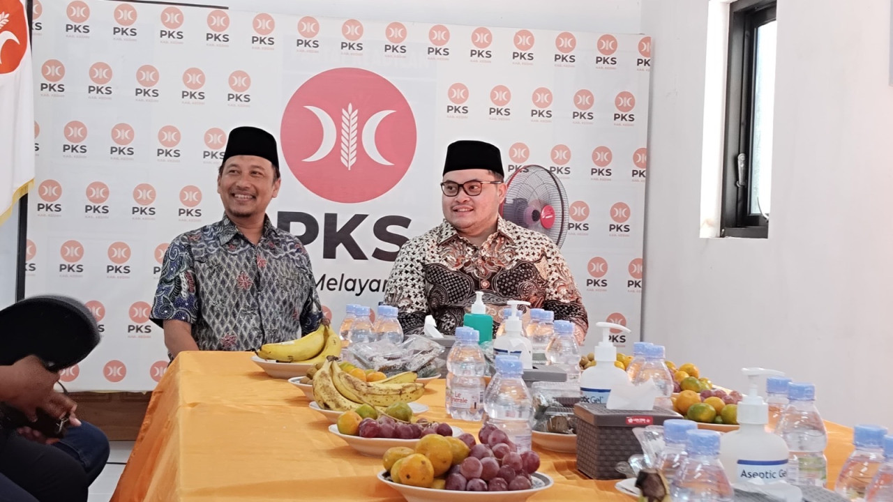 Marendra Darwis (kiri) dan Mas Dhito dalam silaturahmi di DPD PKS Kabupaten Kediri. (Foto: Yanuar Dedy/jatimnow.com)
