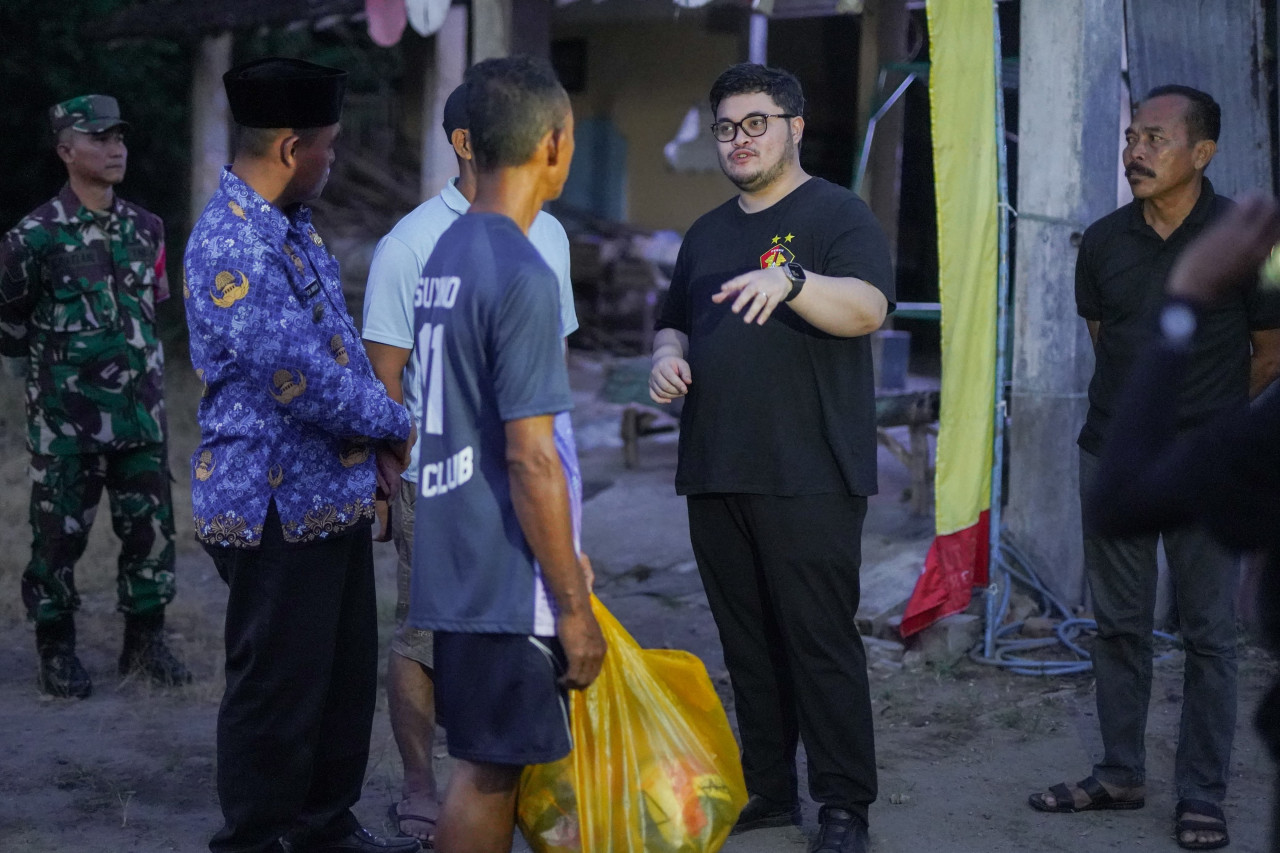 Mas Dhito Menginap di Rumah Warga Gurah, Janji Benahi Lapangan Voli Desa
