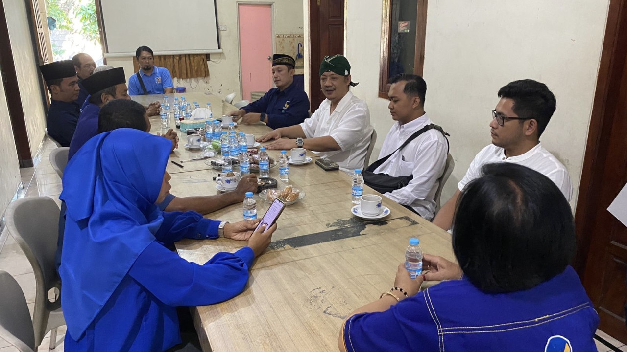 Deny Widyanarko (blangkon) saat mendaftar di NasDem Kabupaten Kediri. (Foto: Yanuar Dedy/jatimnow.com)