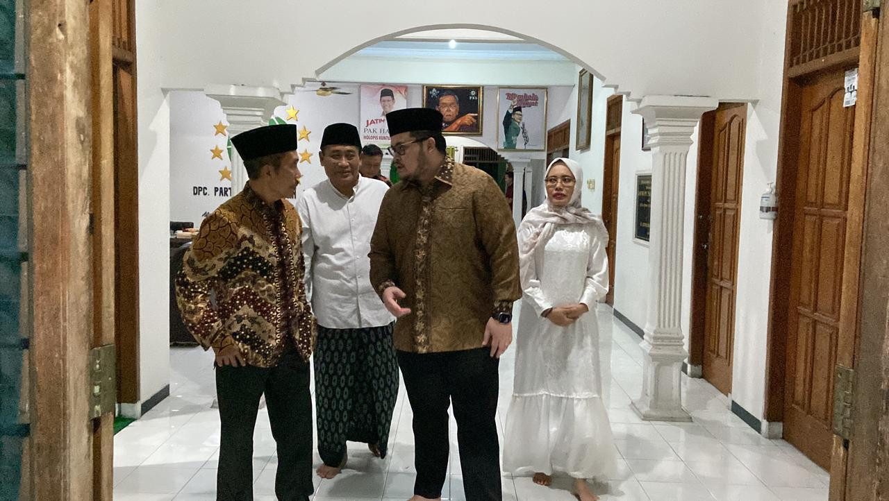 Mas Dhito berbicara dengan Ketua DPC PKB Sentot Djamaludin. (Foto: Yanuar Dedy/jatimnow.com)