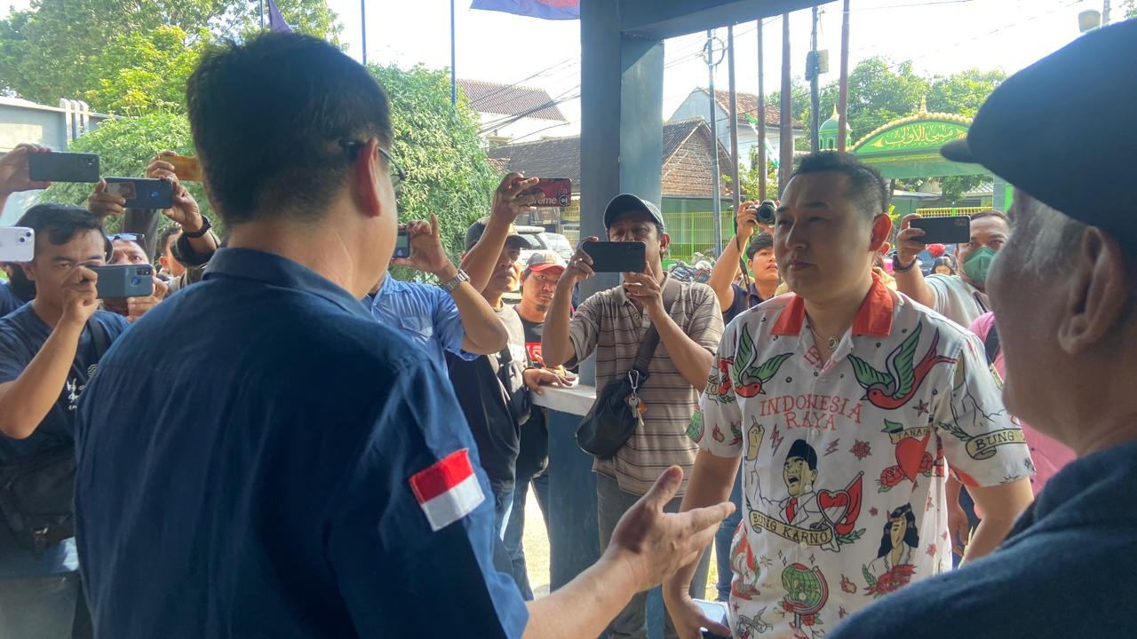 Ronny Siswanto saat tiba di Kantor DPD Partai NasDem Kota Kediri. (Foto: Yanuar Dedy/jatimnow.com)