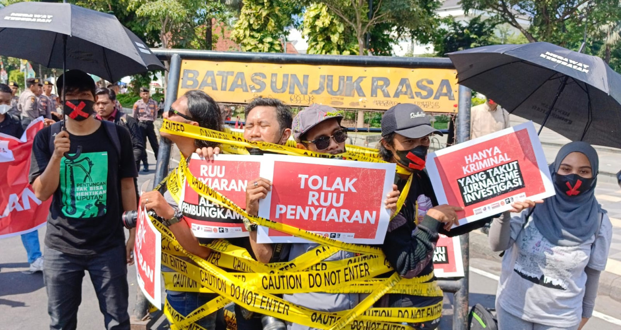 Aksi Damai Jurnalis Surabaya Tolak RUU Penyiaran