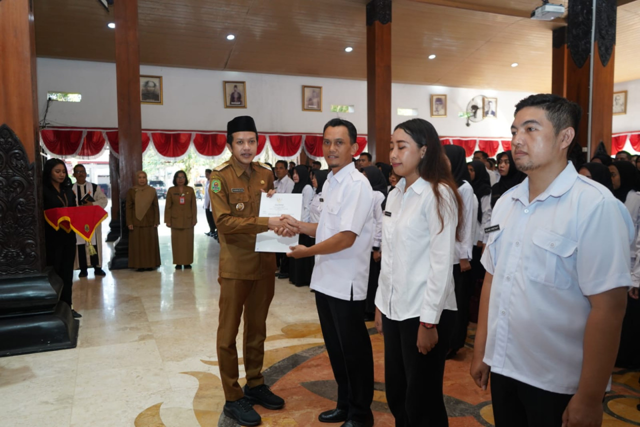 Wakil Bupati Trenggalek, Syah Muhammad Natanegara saat memberikan salinan SK pengangkatan PPPK. (Foto: Bramanta Pamungkas/jatimnow.com)