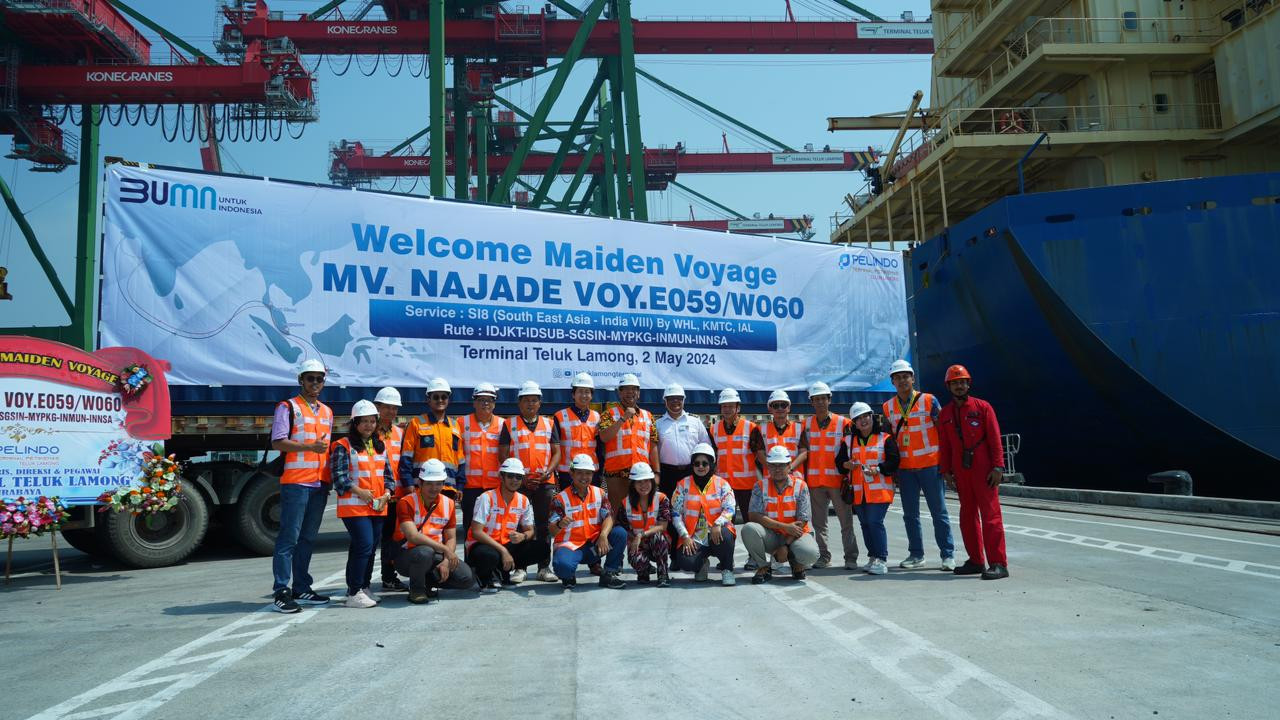 Kedatangan perdana service SI8 oleh MV Najade yang berbendera Liberia. (Foto: TTL/jatimnow.com)