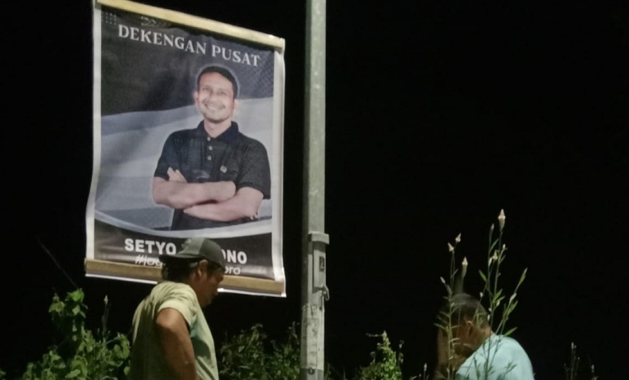 Sejumlah relawan saat memasang poster adik mensesneg Setyo Wahono (Foto: Khotibul for jatimnow.com)