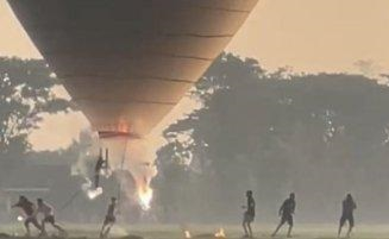 Balon udara yang membawa mercon meledak. (Foto: tangkapan layar video amatir)