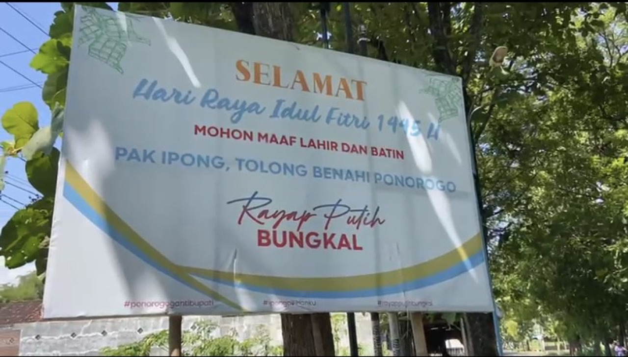 Banner dukungan untuk mantan Bupati Ponorogo, Ipong Muchlissoni, muncul di berbagai tempat di Ponorogo. (Foto: Ahmad Fauzani/jatimnow.com)