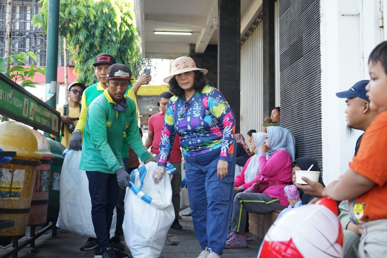 Pj Wali Kota Kediri memunguti sampah di Jalan Dhoho. (Foto: Pemkot Kediri/jatimnow.com)