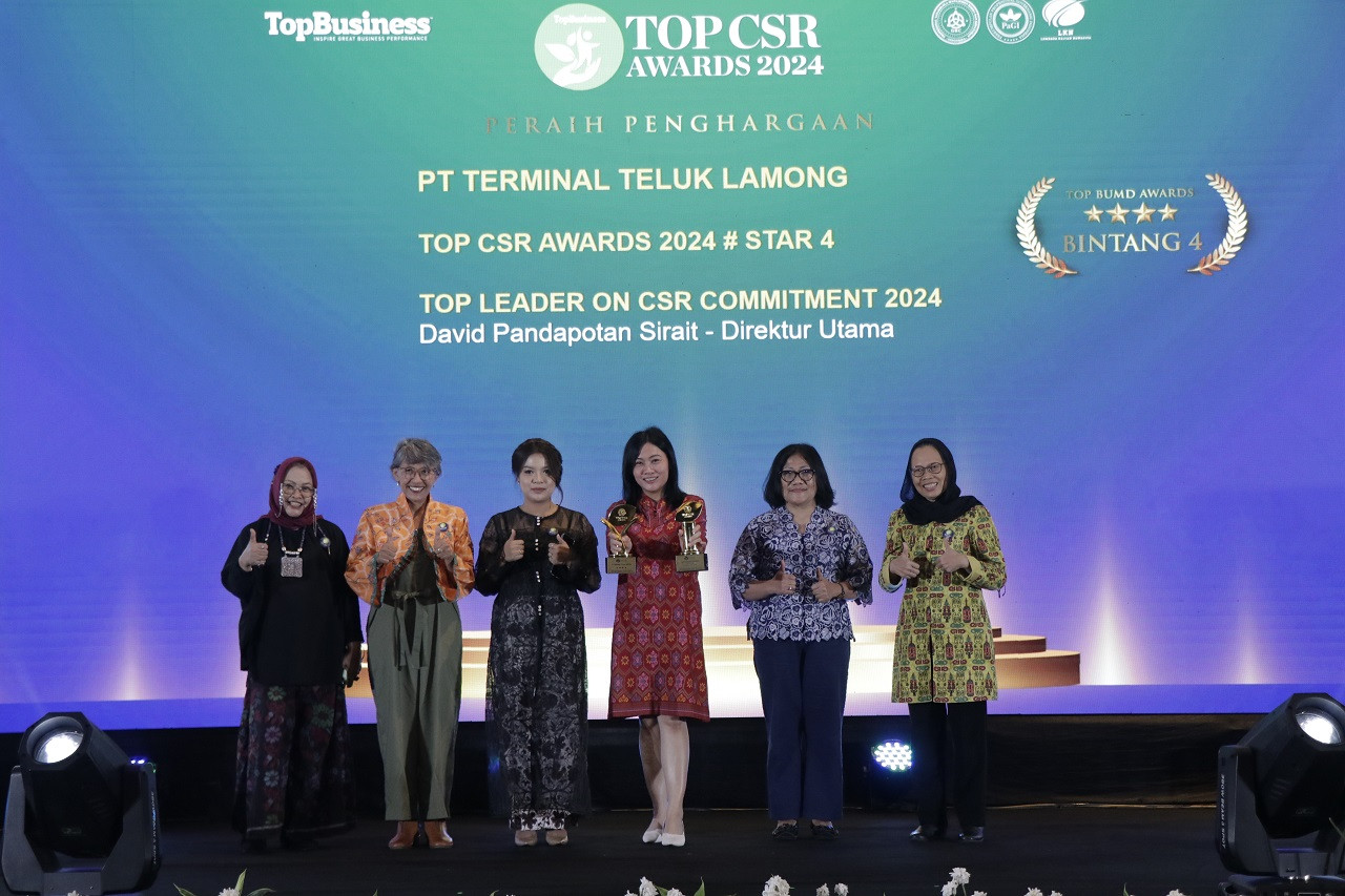 Corporate Communication Manager PT Terminal Teluk Lamong, Dahlia Permata Sari (tiga dari kanan) menerima piala penghargaan TOP CSR Awards 2024