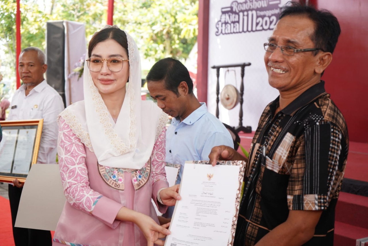 Ketua Dekranasda Trenggalek, Novita Hardini saat membagikan sertifikan halal. (Foto: Dok Prokopim Trenggalek for jatimnow.com)