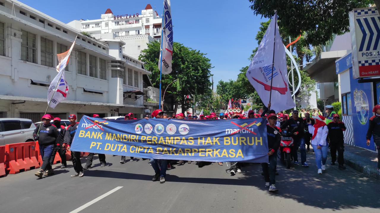 Para demonstran menutup dan menyampaikan orasi mereka didepan Bank Mandiri (Foto: Haikal for jatimnow.com)