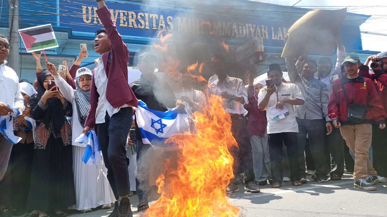 Mahasiswa dan dosen UMLA menggelar aksi pro Palestina dengan membakar bendera Israel. (Foto : Adyad Ammy Iffansah/jatimnow.com)