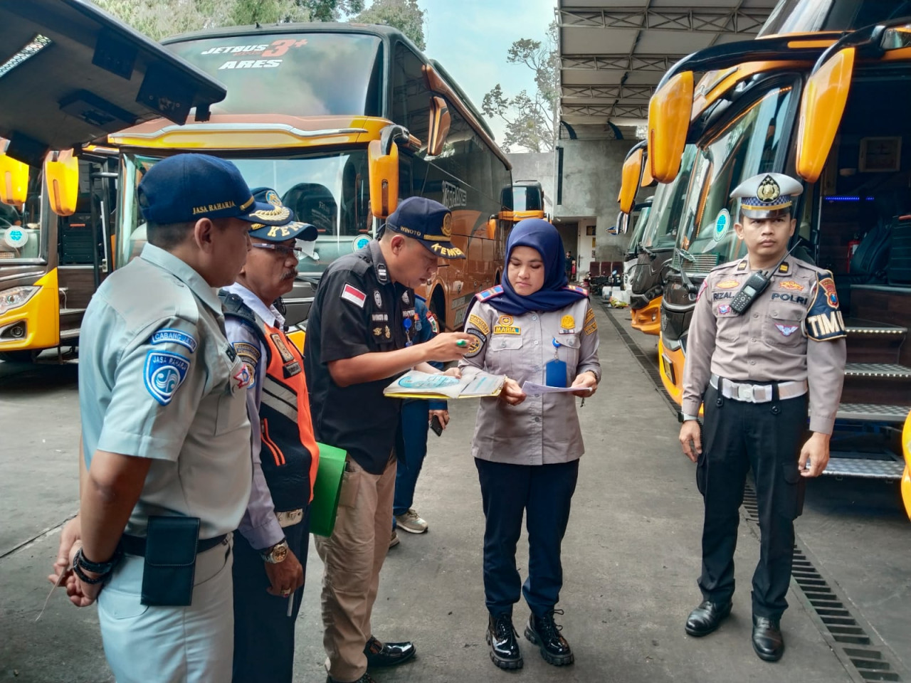 Kegiatan pengujian kelaikan jalan atau ramp check terhadap bus-bus pariwisata di Kota Malang. (Foto : Satuan Pelayanan Terminal Tipe A Arjosari Malang for jatimnow.com).