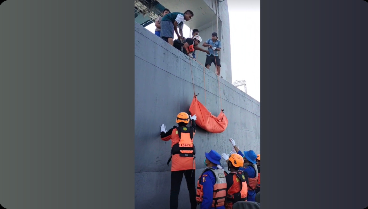 Tangkap layar video petugas Tim SAR Gabungan saat melakukan evakuasi terhadap jasad korban (Foto: Misbahul Munir/jatimnow.com)