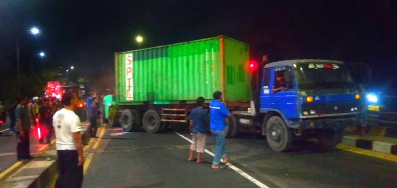 Truk Kontainer Tersangkut Median Jalan di Jembatan Layang Trosobo Sidoarjo