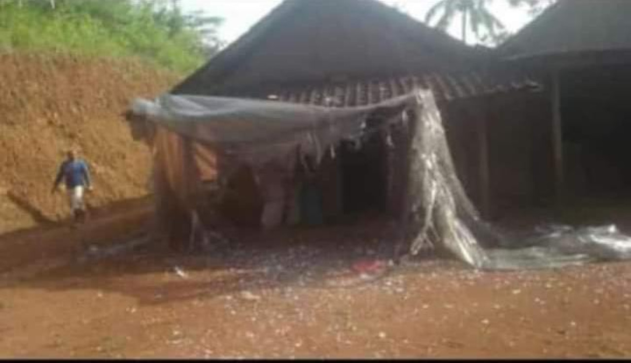 Balon udara yang menimpa rumah warga Pacitan. (Foto: tangkapan layar)