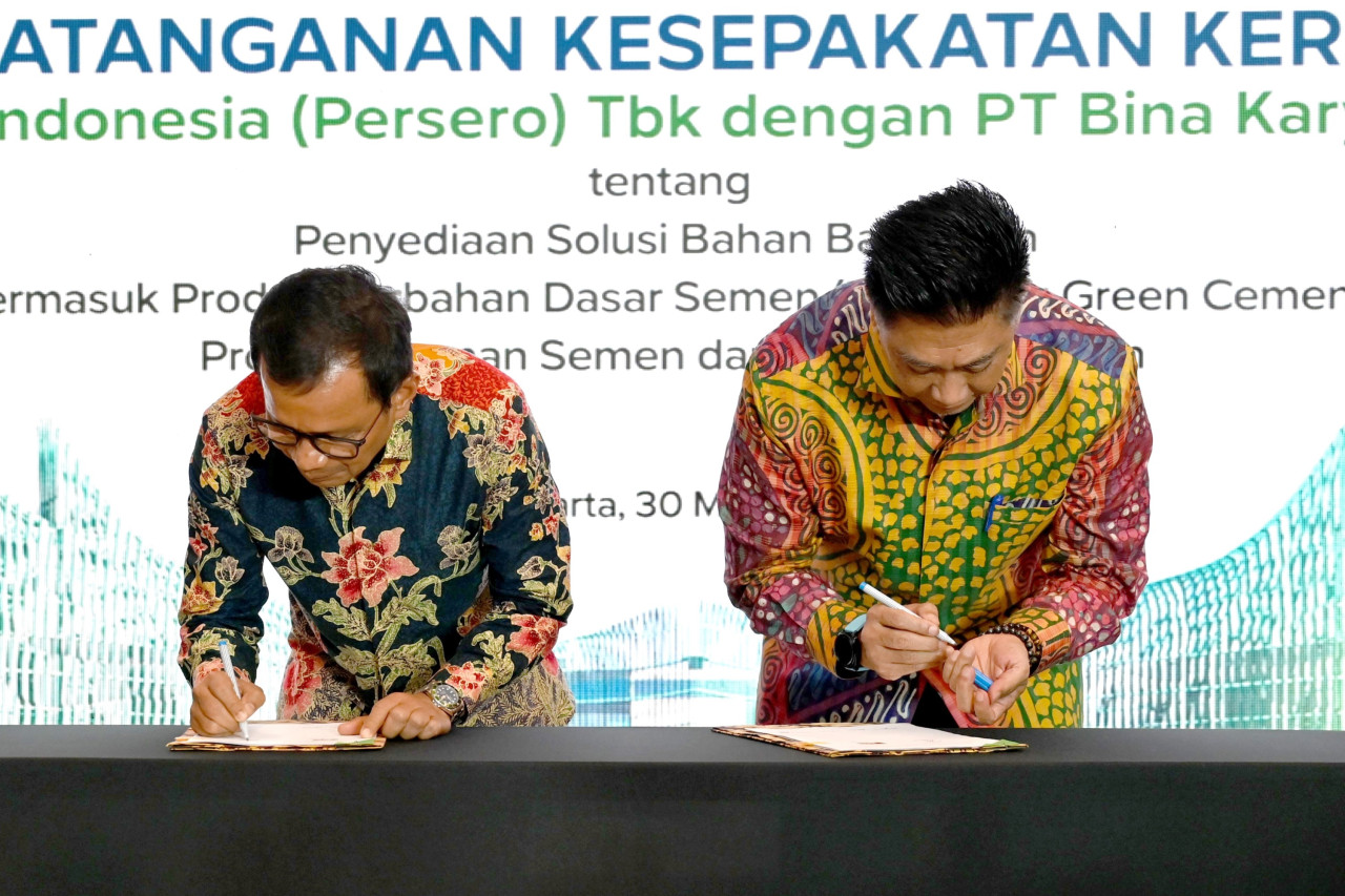 Direktur Utama SIG, Donny Arsal (kiri) dan Direktur Utama Bina Karya, Boyke Prasetyanto (kanan) menandatangani kesepakatan kerja sama. (Foto: Humas SIG)