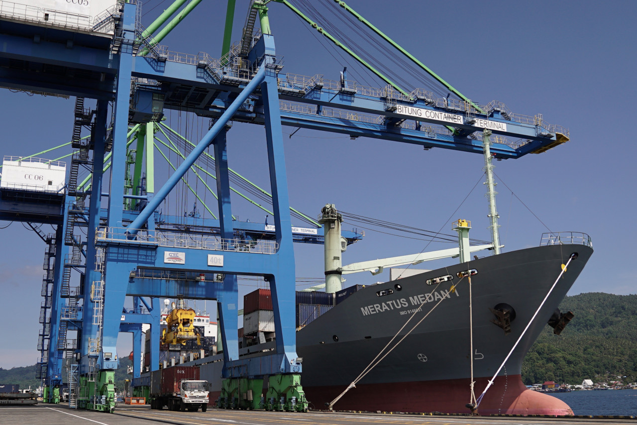 Kegiatan bongkar muat pada TPK Bitung. (Foto: Humas Pelindo)