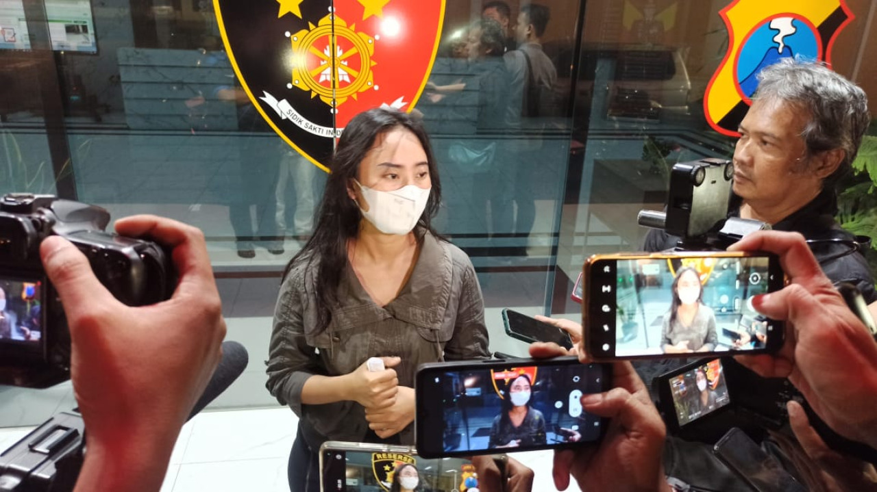 N saat melapor ke Polrestabes Surabaya. (Foto: Ni'am Kurniawan/jatimnow.com)