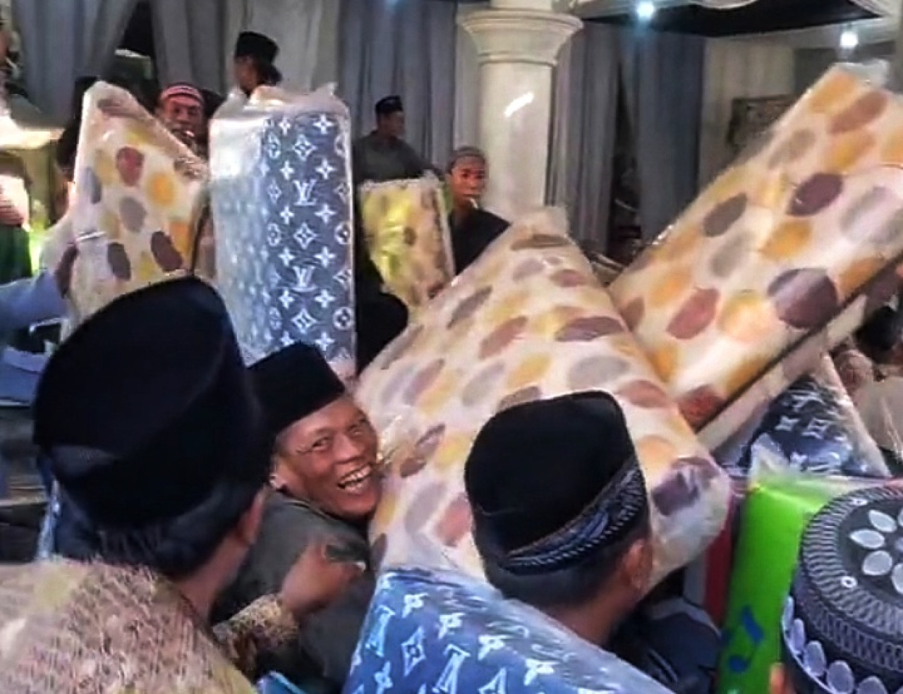 Sejumlah tamu tengah menghadiri acara walimahan dan mendapatkan sebuah kasur lipat setiap orangnya di Sedati Sidoarjo. (Foto: tangkapan layar akun TikTok @mas_kemon03 for jatimnow.com).