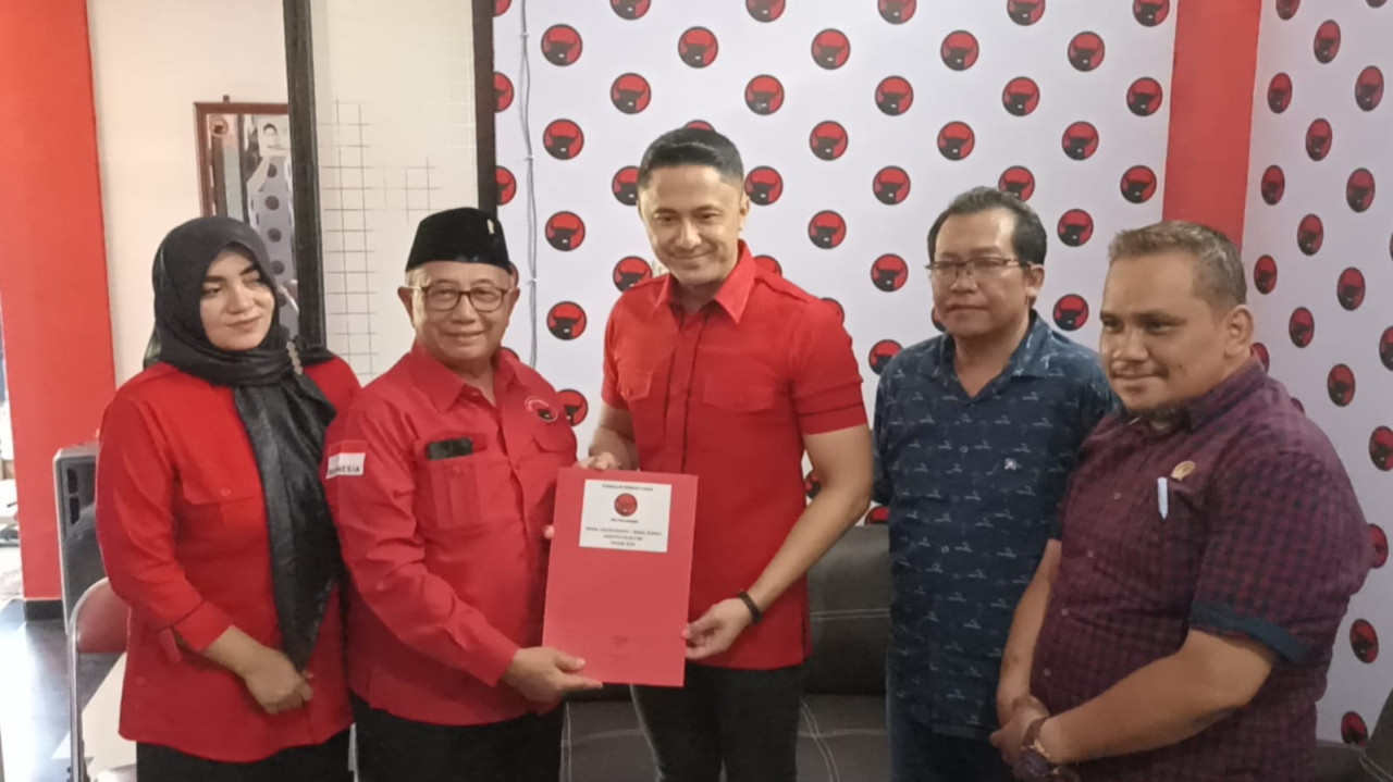 Aktor Hengky Kurniawan saat mendaftar di DPC PDIP Kabupaten Blitar. (Foto: Bramanta Pamungkas/jatimnow.com)