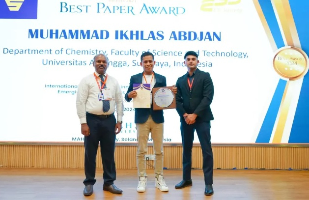 Muhammad Ikhlas Abdjan saat menerima penghargaan. (Foto: Humas ITS)