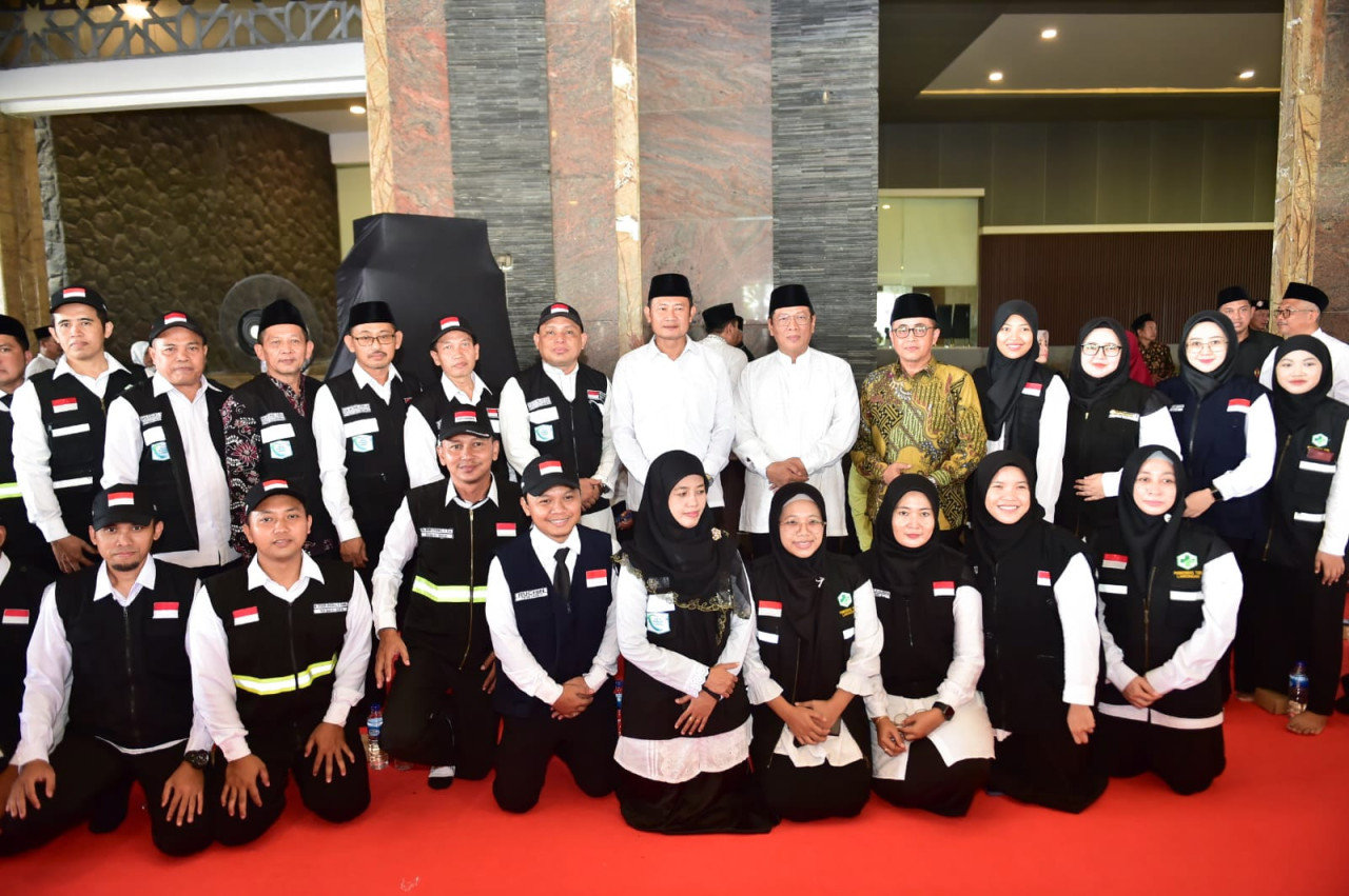 Pak Yes saat menyiapkan petugas dari unsur pembimbing hingga tenaga kesehatan jelang keberangkatan haji 2024. (Foto: Humas Pemkab Lamongan for jatimnow.com)