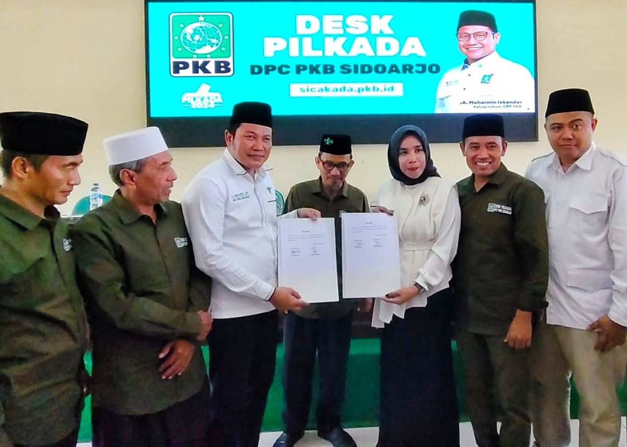 Bacabup H. Subandi dan Cawabup Mimik Idayana saat mendaftar di PKB Sidoarjo. (Foto: Ahaddiini HM/jatimnow.com)