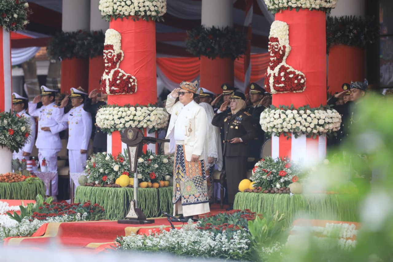 Pj Gubernur Jawa Timur Adhy Karyono memimpin upacara peringatan Hasdiknas di halaman Gedung Negara Grahadi. (Foto: Humas Pemprov Jatim for jatimnow.com)