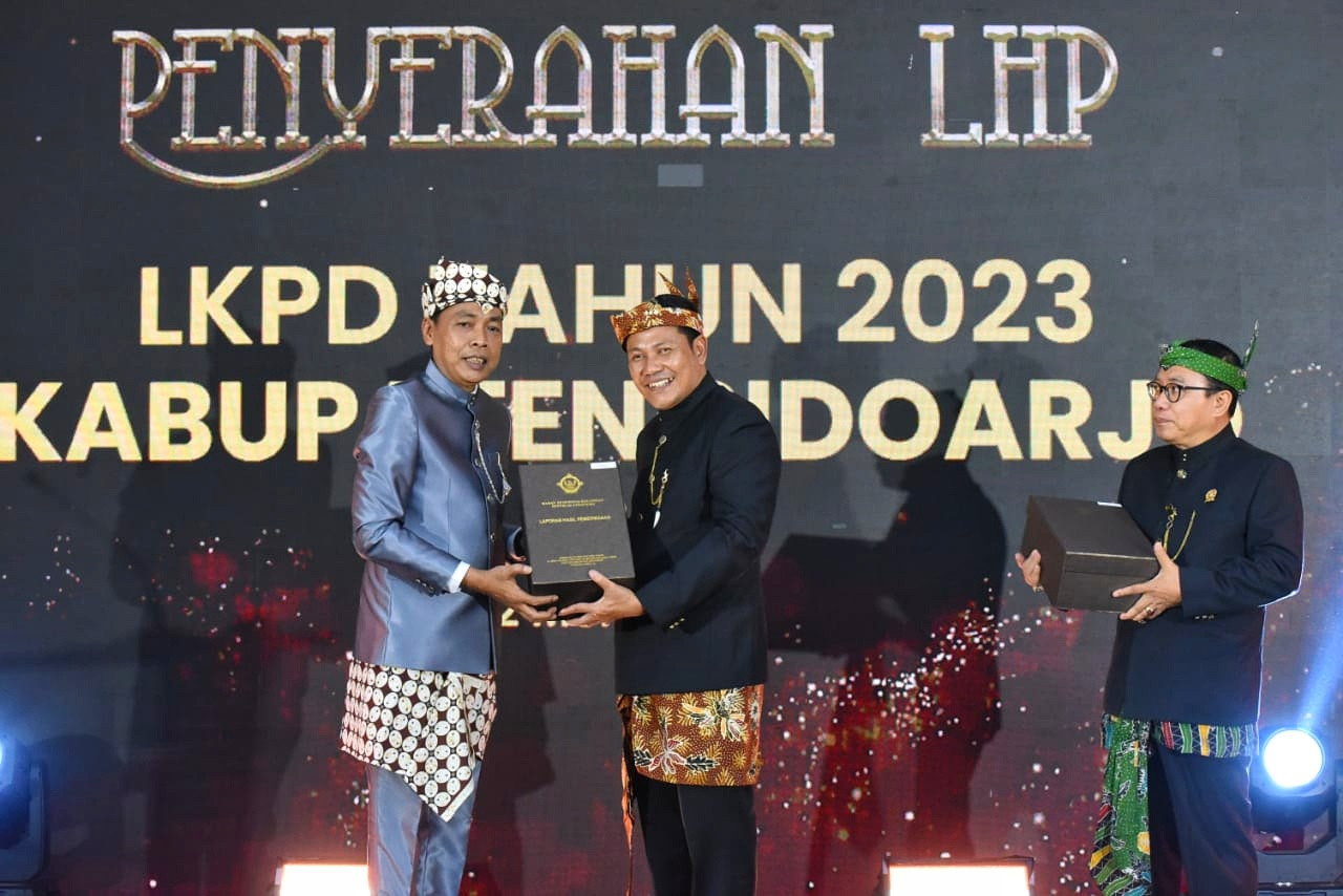 Wakil Bupati Sidoarjo H. Subandi saat menerima penghargaan. (Foto: Ahaddiini HM/jatimnow.com)