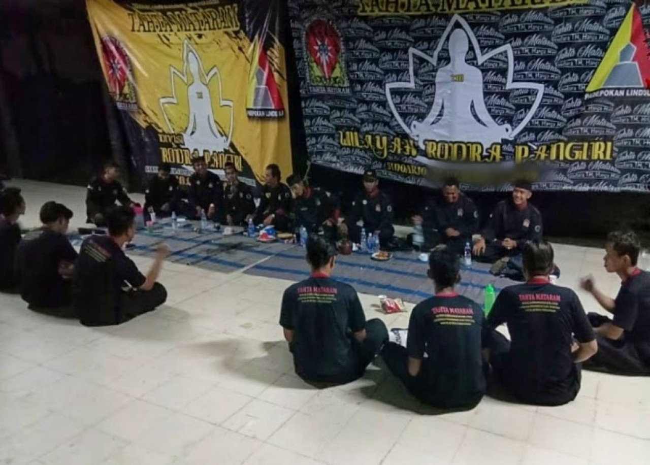 Tahta Mataram cabang Sidoarjo saat melakukan kegiatan di Betro Sedati. (Foto: Nugroho for jatimnow.com)