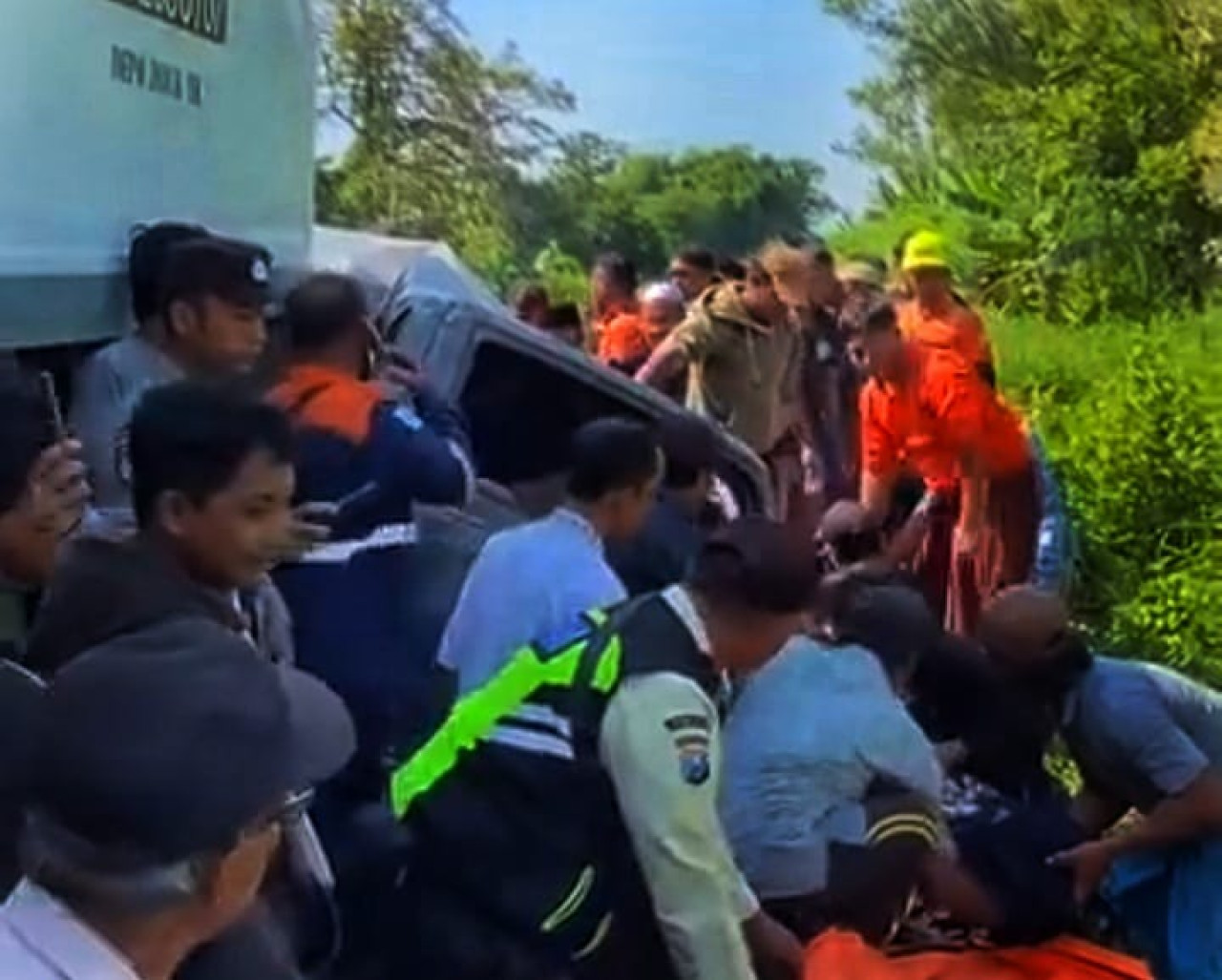 Evakuasi mobil rombongan Pondok Pesantren Sidogiri. (Foto: Ahaddiini HM/jatimnow.com)