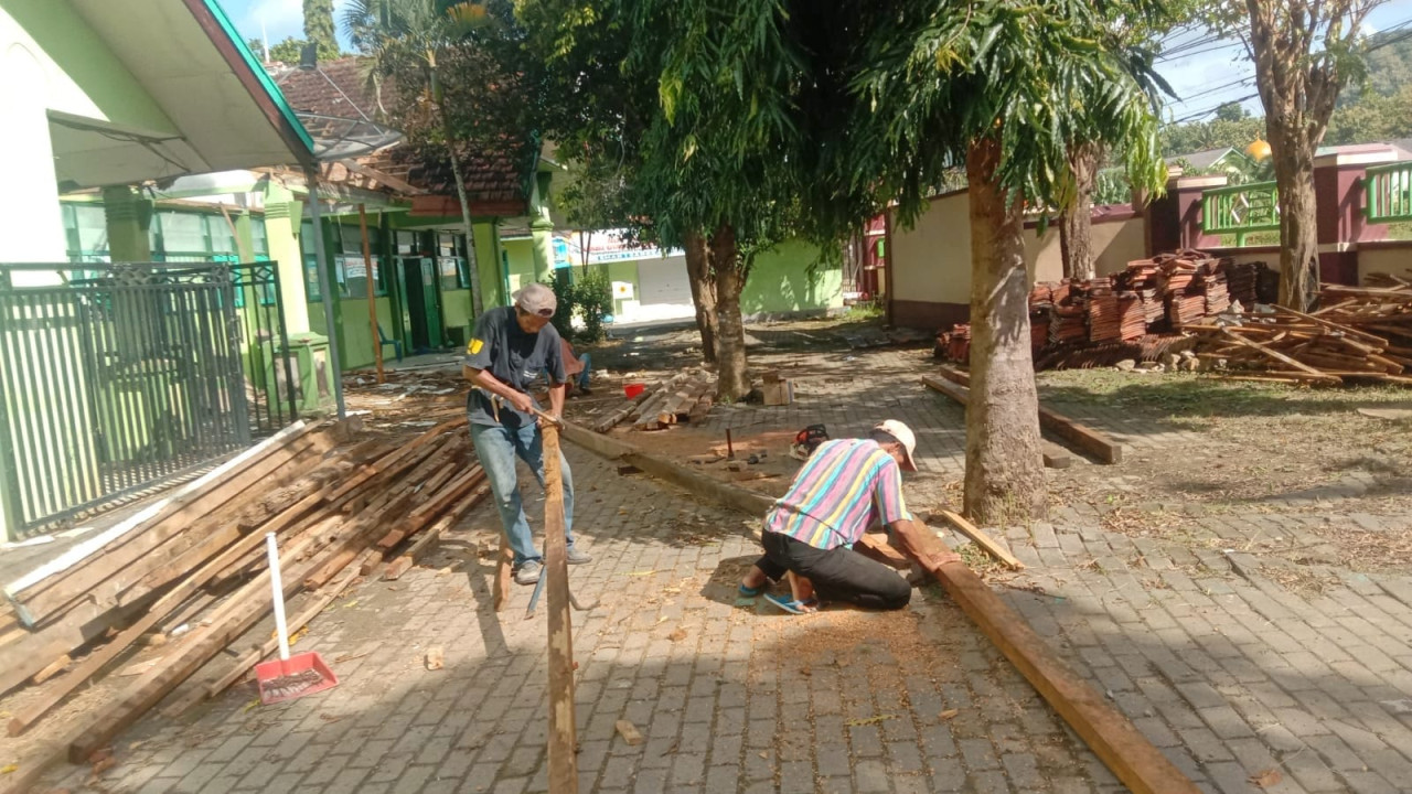 Perbaikan kerusakan di Bawean. (Foto: BPBD Jatim for jatimnow.com)