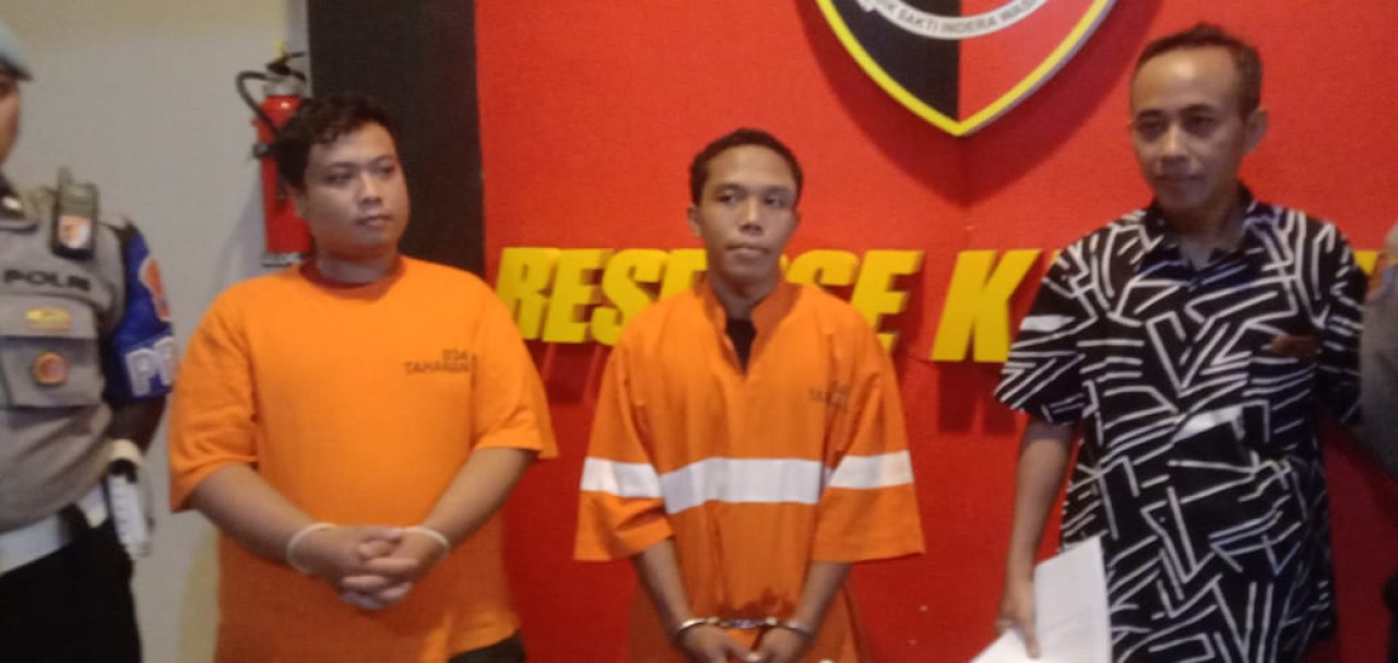 Dua pelaku pencurian baterai di toko sepeda listrik. (Foto: Gerhana/jatimnow.com)