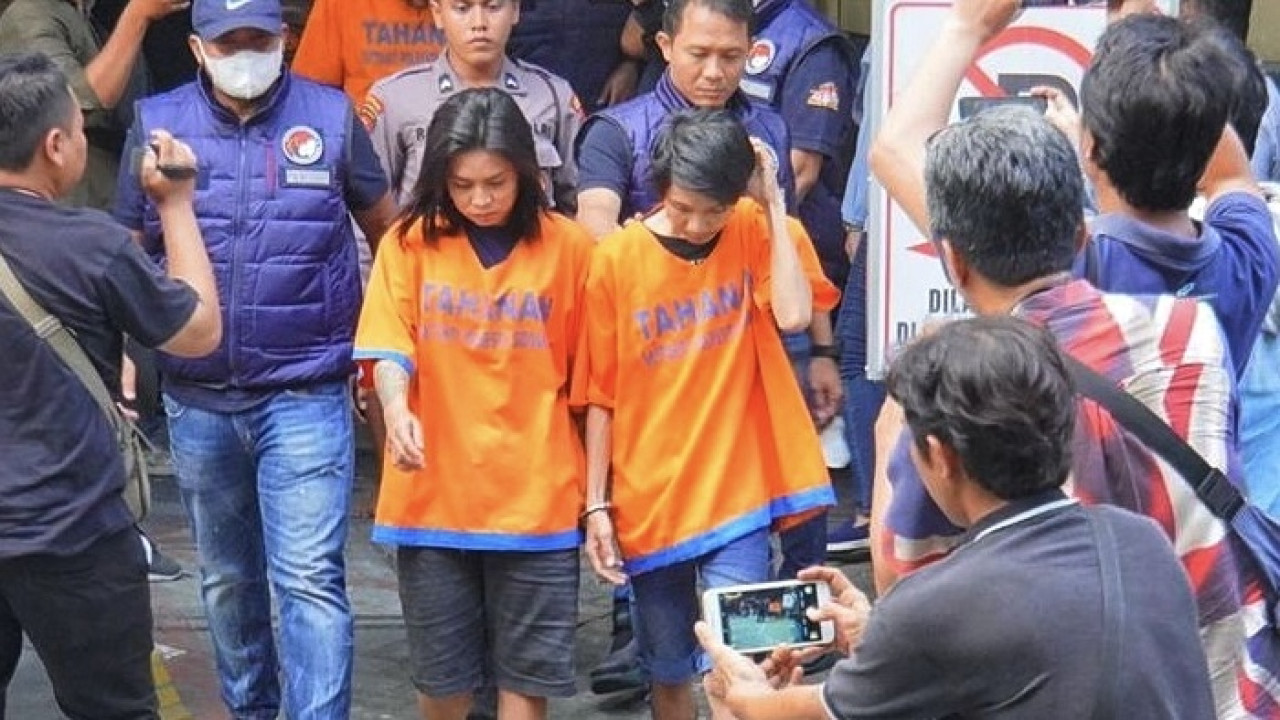 Pasutri kurir sabu yang diamankan Polresta Sidoarjo. (Foto: Ahaddiini HM/jatimnow.com)
