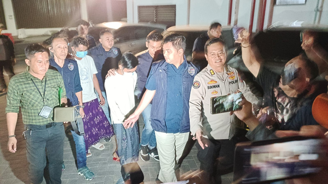 Tiga pelaku pembuatan film Guru Tugas saat diamankan Polda Jatim. (Foto: Humas Polda Jatim/jatimnow.com)