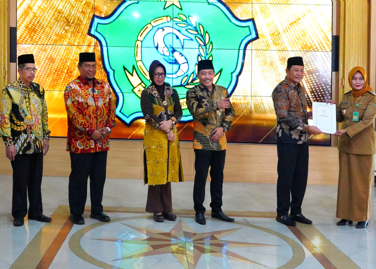Plt Bupati Sidoarjo Subandi serahkan SK penambahan masa jabatan Kepala Desa yang akan berakhir masa jabatannya, di Pendopo Delta Wibawa. (Foto : Ahaddiini/jatimnow.com)