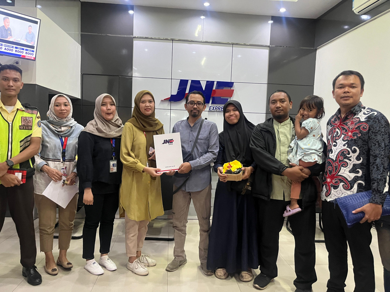 Kisah Warga Malang Deg-degan Paket Berisi Emas Rp100 Juta Nyasar ke Banjarmasin