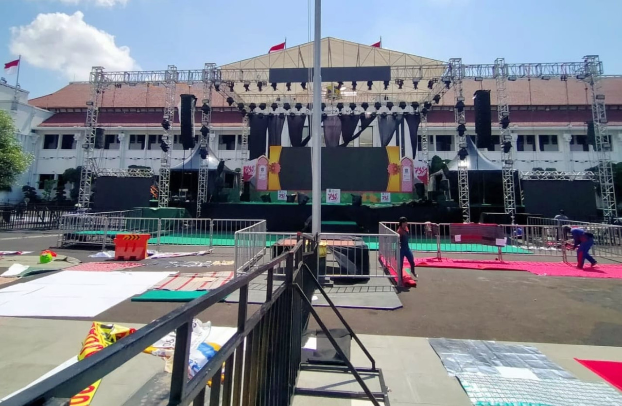 Lokasi pengajian Gus Iqdam yang sudah penuh tikar jamaah (Foto: Pemkot Surabaya for jatimnow.com)