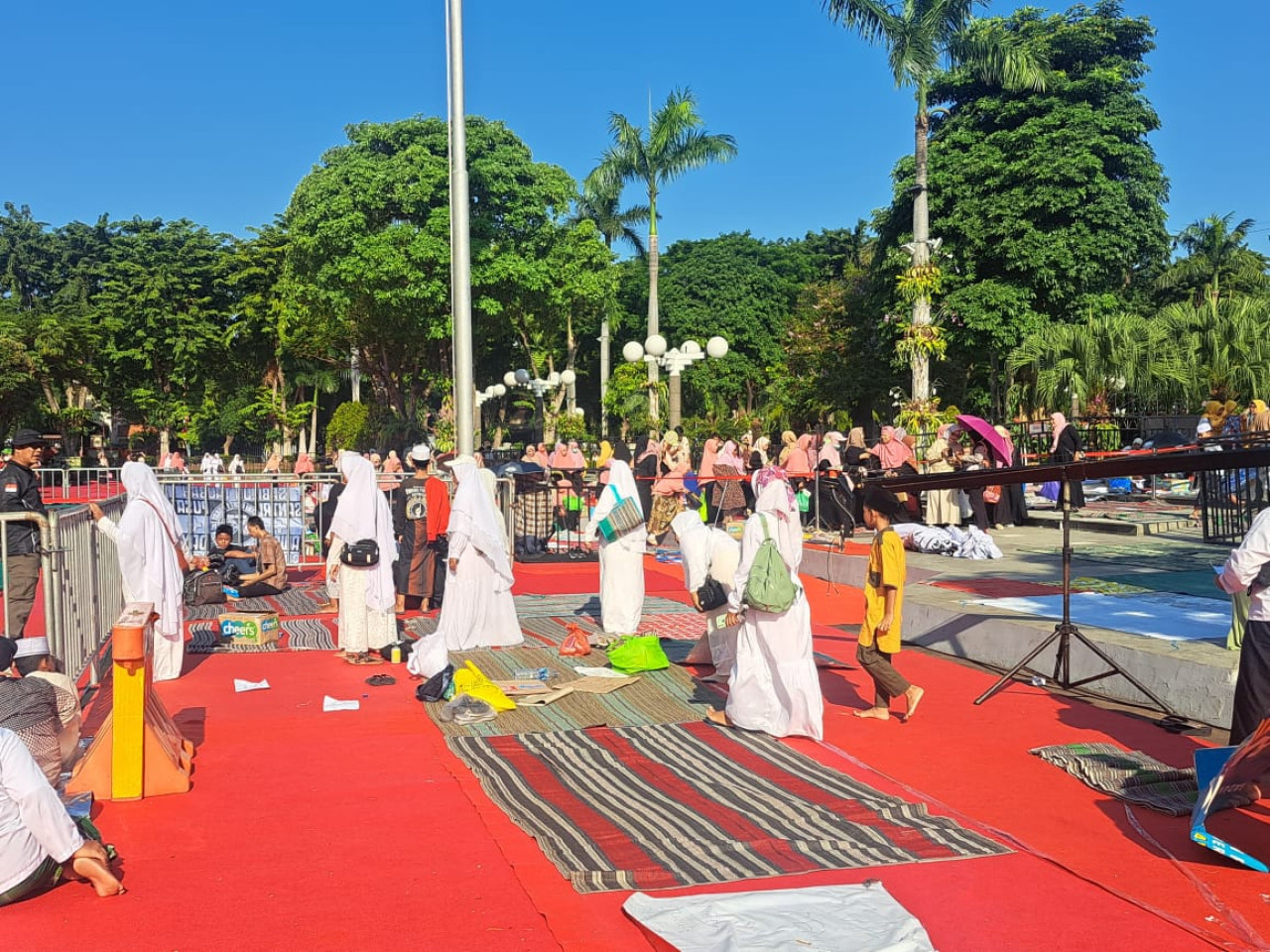 Jamaah Pengajian Gus Iqdam Beber Tikar di Balai Kota Surabaya Sejak Siang