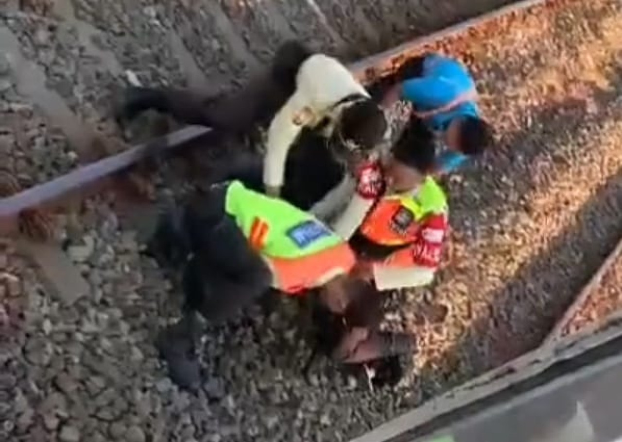 Upaya penggagalan bunuh diri di Stasiun Sidoarjo. (Foto: KAI Daop 8 Madiun/jatimnow.com)