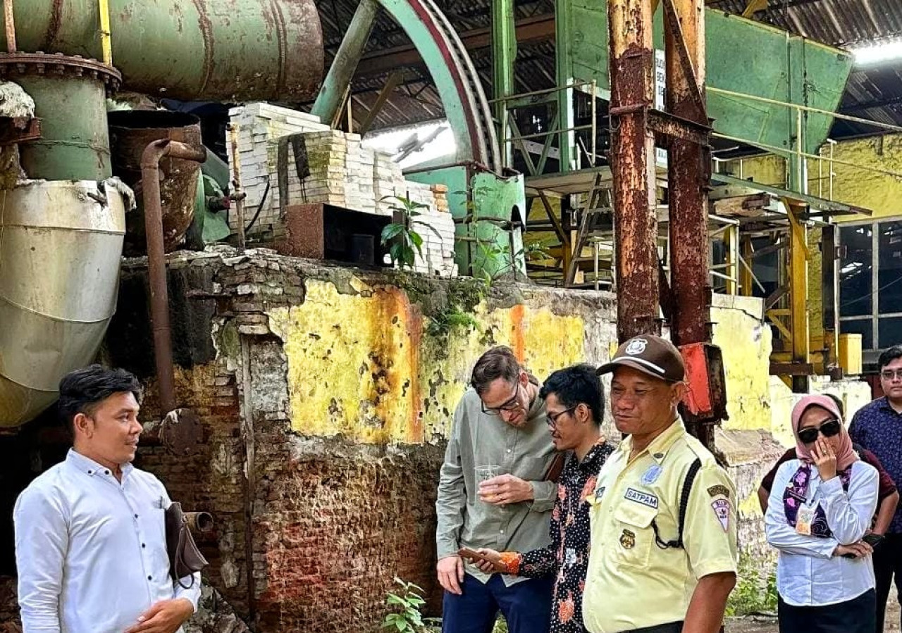Sidoalce bersama Konsulat Kehormatan yang juga sebagai Direktur Wisma Jerman Mr. Mike Neuber dan Kepala Dinas serta Sekretaris Disporapar saat mengunjungi bekas pabrik gula Tulangan Sidoarjo.