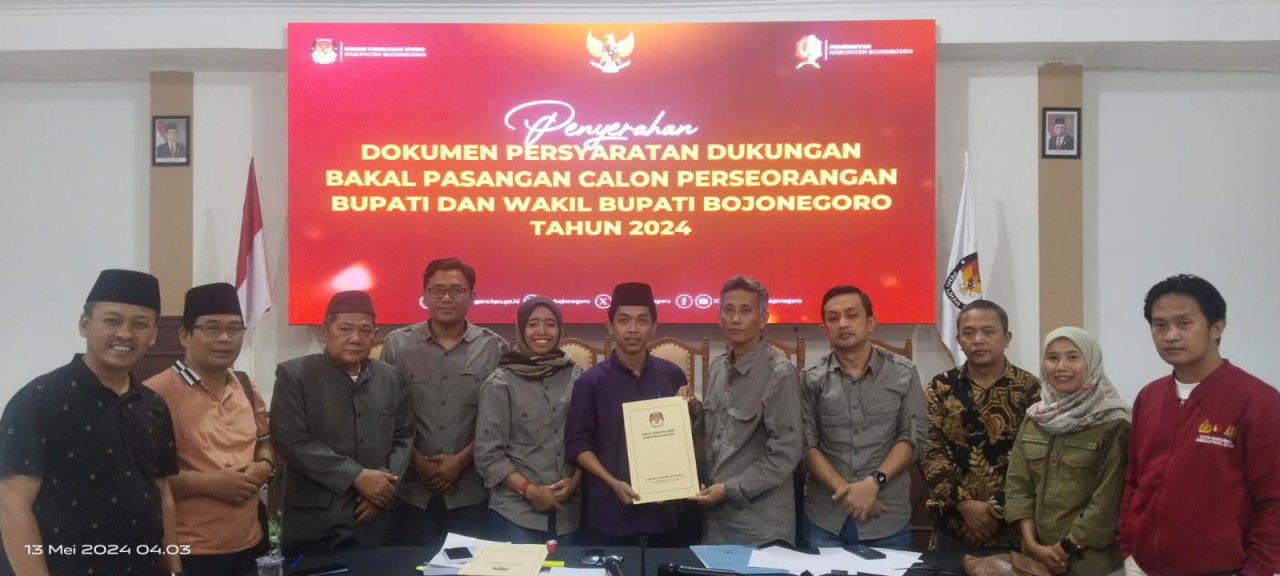 Komisioner KPU disaksikan Bawaslu Bojonegoro saat menerima berkas dari Tim Bapaslon Nurul Azizah dan Nafik Sahal (Foto: Rizki for jatimnow.com)