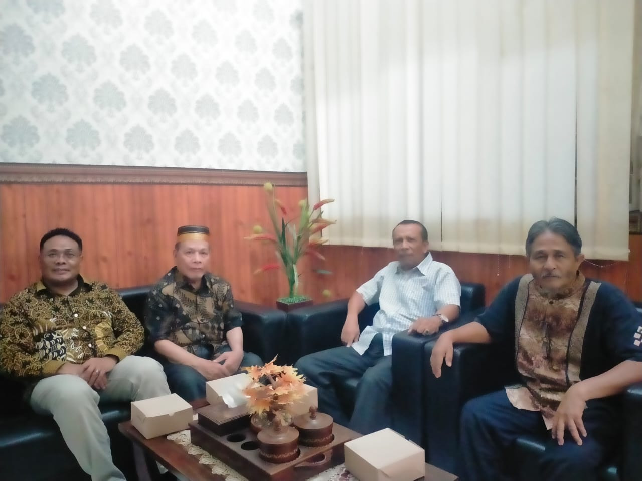 Pengacara H. Sumardhan, SH, MH, (paling kiri) memantapkan diri maju sebagai Bacawabup KSB.  (Foto : Gerhana/jatimnow.com)