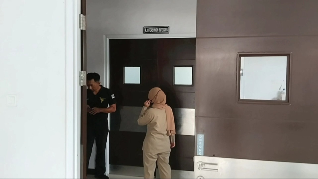Suasana ruang autopsi jenazah korban. (Foto: Bramanta Pamungkas/jatimnow.com)