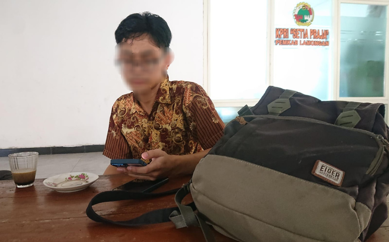 AQZ, pemuda asal Lamongan saat menceritakan keresahanya terhadap layanan Disnaker. (Foto : Adyad Ammy Iffansah/jatimnow.com)