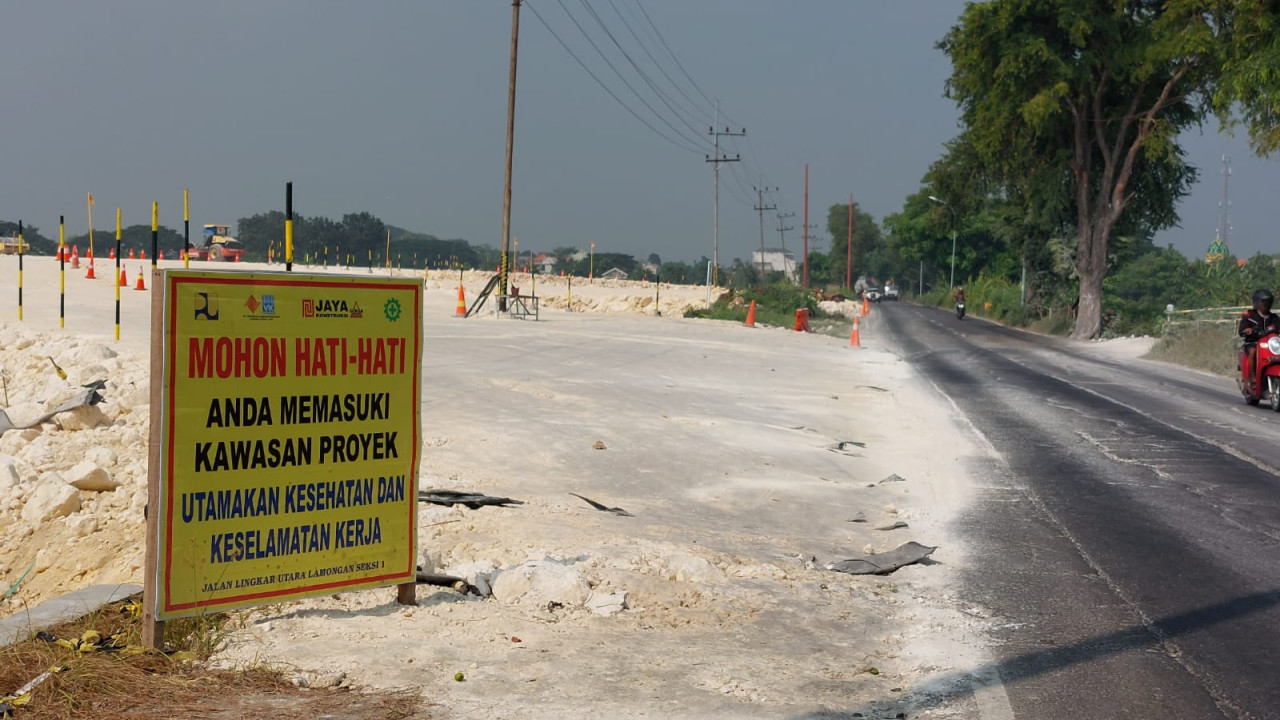 Ruas jalan Deket-Karangbinangun yang direncanalan akan diturup sore nanti. (Foto: Adyad Ammy Iffansah/jatimnow.com)