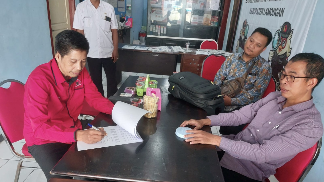 Ketua DPC PDI Perjuangan Lamongan, Husen saat klarifikasi di kantor Bawaslu Lamongan. (Foto: Adyad Ammy Iffansah/jatimnow.com)