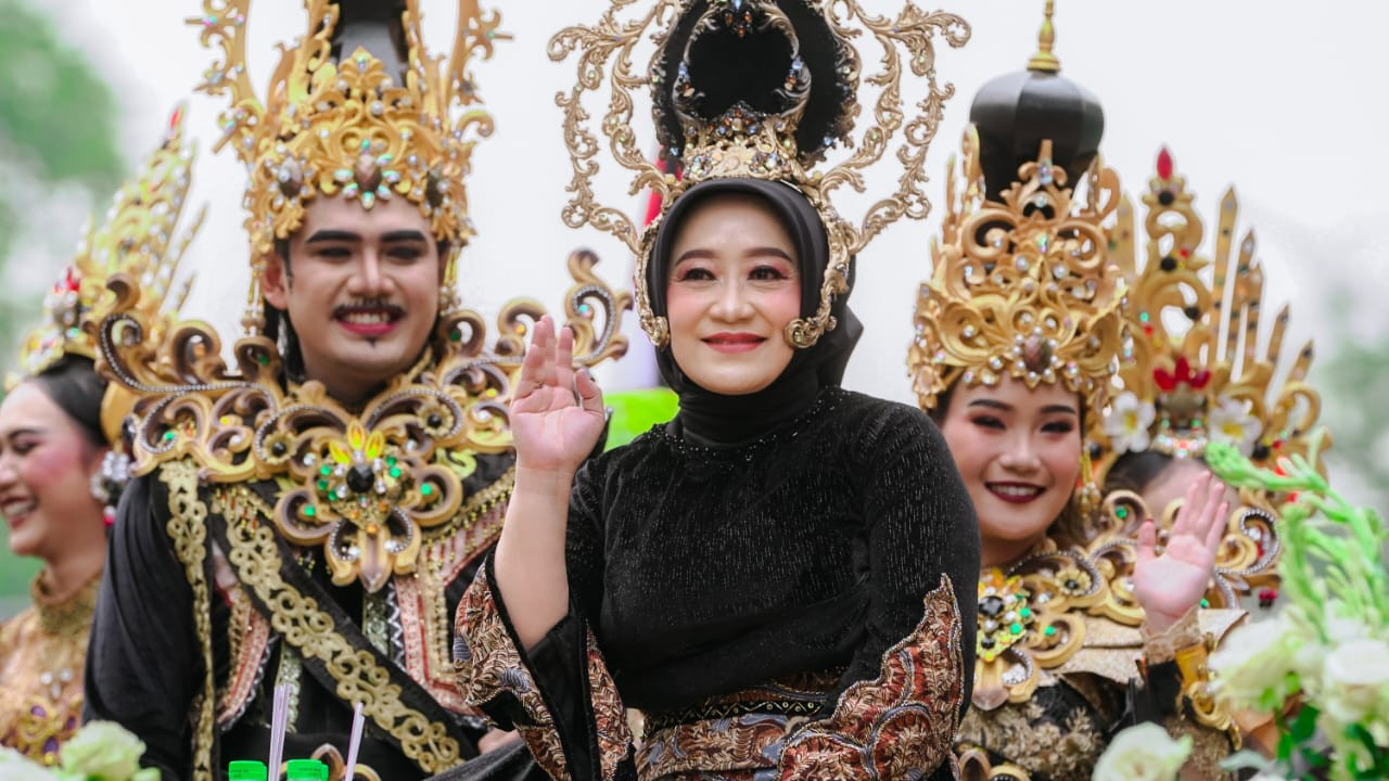 Pj Ketua Dekranasda Jawa Timur Isye Sri Rahayu Adhy Karyono saat menaiki mobil hias sejarah kemasyhuran Majapahit (Foto-foto: Humas Pemprov Jatim for jatimnow.com)