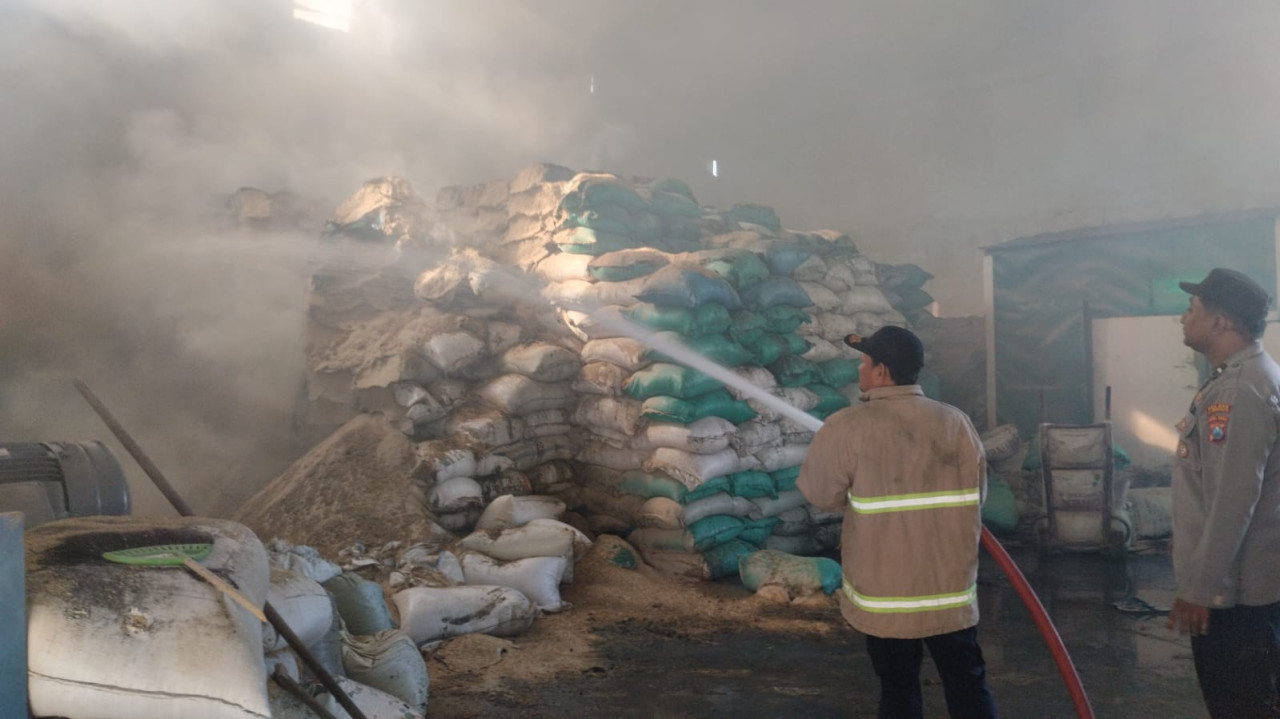 Kepulan asap kebakaran gudang produksi dedak di Desa Karangwungu, Karanggeneng, Lamongan. (Foto : Damkar Lamongan for jatimnow.com)